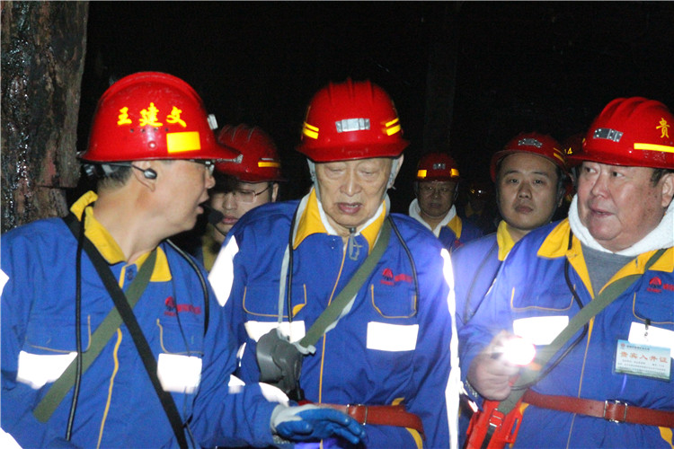 宋院士、張院士一行下井視察工作，聽取礦方匯報