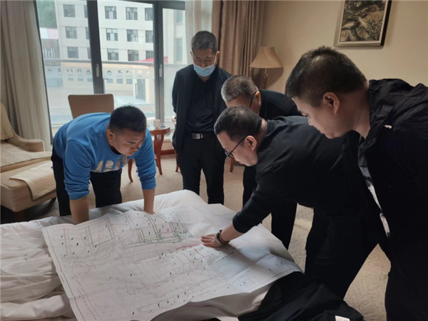 山東科技大學(xué)實用礦山壓力研究中心主任石永奎教授、郝建博士應(yīng)邀赴龍煤雙鴨山礦業(yè)集團(tuán)進(jìn)行技術(shù)交流